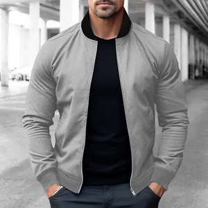 Chaqueta bomber gris informal para hombre con cuello alto negro y cierre frontal cremallera.