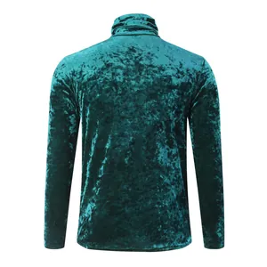 Vista trasera de camiseta de manga larga con cuello alto ajustada para hombre en terciopelo verde