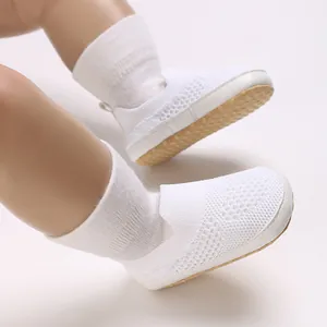 Primo piano di scarpe primi passi in rete traspirante bianca per neonati con suola morbida