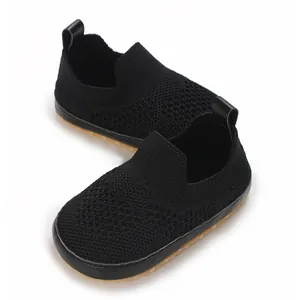 Vista dettagliata delle scarpe primi passi per neonati in rete nera con suole morbide