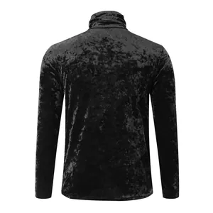 Vista trasera de la camiseta de cuello alto para hombre en terciopelo negro slim