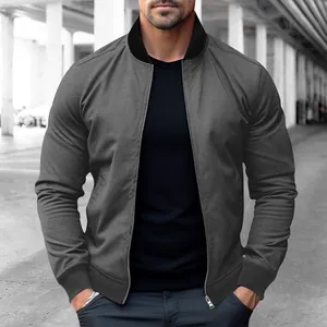 Detalle de chaqueta bomber casual gris para hombre con cuello alto y cremallera.