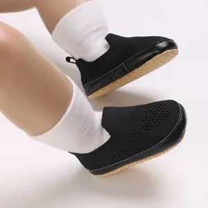 Primo piano dettagliato di scarpine primi passi in mesh nero traspirante per neonati