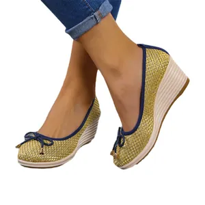 Elegante gouden damespumps met sleehak, geweven textuur en decoratieve blauwe strikjes