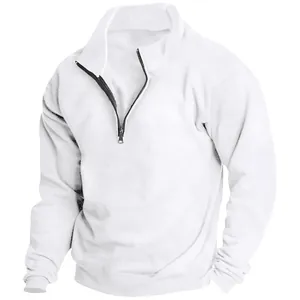 Vue détaillée d'un sweat-shirt en polaire blanc pour homme avec col montant et demi-zip
