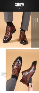 Close-up van bruine leren zakelijke schoenen met krokodillentextuur en brogue-details