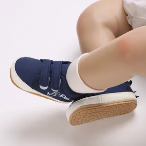 Nahaufnahme von dunkelblauen Baby-Lauflernschuhen mit rutschfester Gummisohle