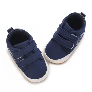 Draufsicht auf dunkelblaue Baby-Lauflernschuhe aus Canvas mit zwei Klettverschlüssen