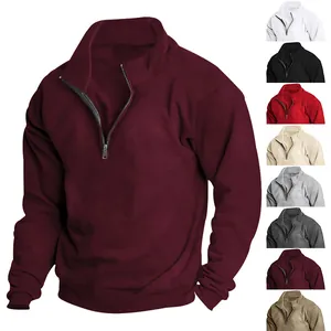 Vue détaillée d'un sweat-shirt en polaire à demi-zip avec plusieurs options de couleurs