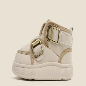 Detail-Seitenansicht von cremefarbenen Baby-Winterstiefeln mit warmem Futter und Schnallen