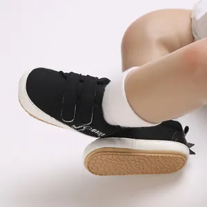 Detail von schwarzen Baby-Lauflernschuhen aus Canvas mit rutschfester Gummisohle