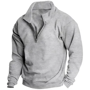 Détail de la vue avant d'un sweat-shirt à demi-fermeture éclair gris clair pour hommes