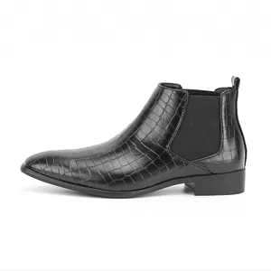 Zijaanzicht van zwarte Chelsea boots voor heren met krokodillenprint en vierkante neus