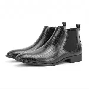 Zijaanzicht van zwarte heren Chelsea boots met krokodillenprint en vierkante neus