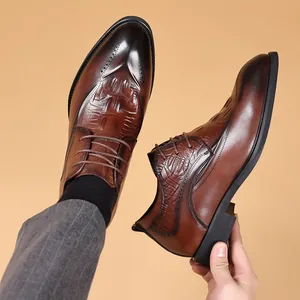 Klassieke bruine brogue zakelijke leren schoenen met krokodillenpatroon en houtsnijwerk