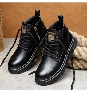 Detailansicht von schwarzen Herren-Leder-Martin-Boots mit goldenem Reißverschluss und Schnürung