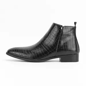 Seitenansicht eleganter Herren-Chelsea-Boots in Schwarz mit Krokoprägung und Karree.