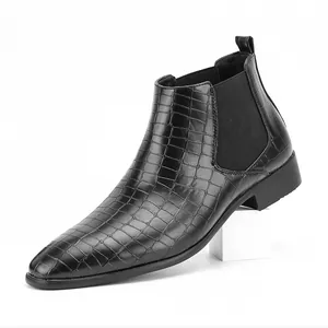 Detail van zwarte Chelsea boots voor heren met krokodillenmotief en elastische zijde