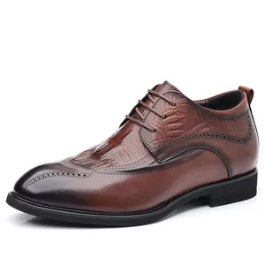 Klassieke bruine leren brogue schoenen met krokodillenpatroon en verhogende zool