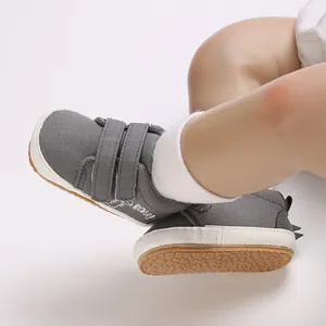 Detailansicht der rutschfesten Gummisohle am grauen Baby-Lauflernschuh aus Segeltuch