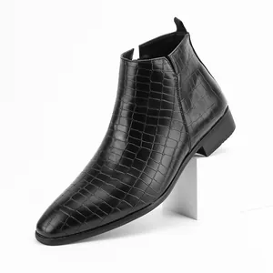 Detailansicht eines schwarzen Herren Chelsea Boots mit Krokodilprägung und modischer Quadratform