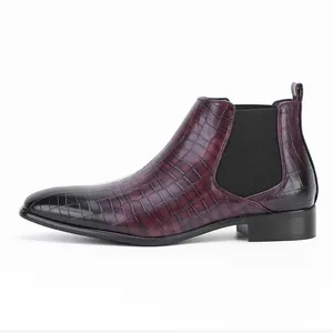 Gedetailleerd zijaanzicht van bordeauxrode heren Chelsea boots met krokodillenprint