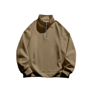 Vue détaillée d'un sweat-shirt kaki pour homme avec demi-zip et col montant doublé polaire