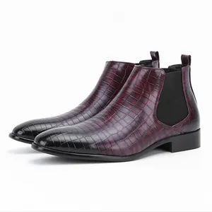 Detailweergave van heren Chelsea boots met vierkante neus en bordeauxrode krokodillentextuur