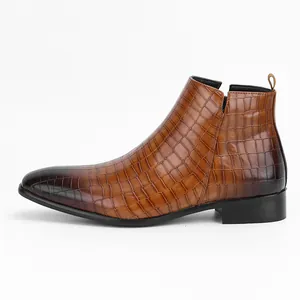 Seitenansicht brauner Herren-Chelsea-Boots aus Leder mit Krokoprägung und Karree-Spitze