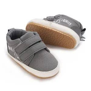 Detailansicht grauer Baby-Lauflernschuhe mit rutschfester Sohle und Klettverschluss