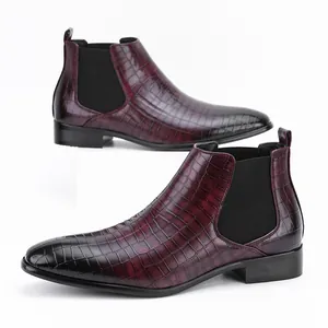 Detail van bordeauxrode Chelsea boots voor heren met krokoprint en vierkante neus.