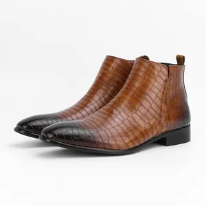 Detailansicht brauner Herren-Chelsea-Boots mit Krokodil-Prägung