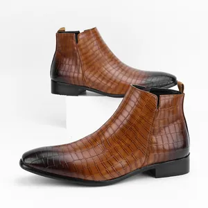 Braune Chelsea-Stiefel für Herren mit Krokoprägung und kleiner quadratischer Zehenpartie