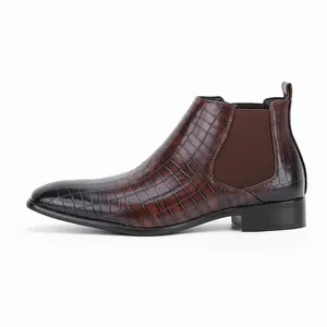 Zijaanzicht van een bruine Chelsea boot van leer met krokodillenprint en vierkante neus