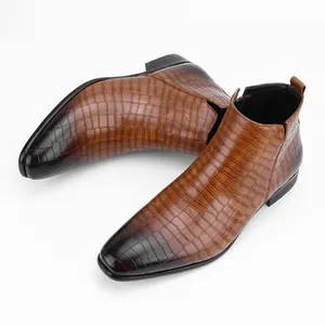 Detaillierte Makroansicht der braunen Krokodilprägung dieser Herrenstiefel im Detail