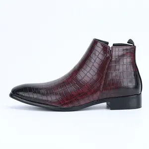 Detailansicht der bordeauxroten Chelsea-Boots für Herren mit Krokodilprägung.