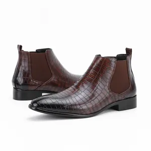 Elegante bruine heren Chelsea boots met krokodillenprint en een stijlvolle vierkante neus.