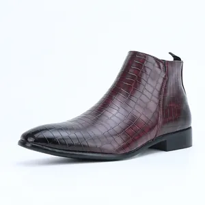 Detailansicht einer bordeauxroten Chelsea-Stiefelette für Herren mit Krokoprägung