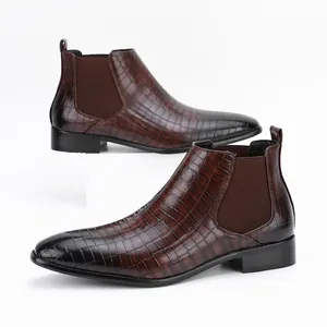 Close-up van bruine heren Chelsea boots met krokodillenstructuur, vierkante neus en hak