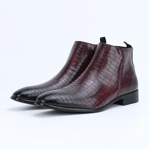 Seitenansicht bordeauxfarbener Herren Chelsea-Boots mit eleganter Krokodilprägung