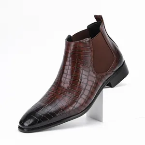 Zijaanzicht van bruine Chelsea-boots voor heren met krokodillenprint en vierkante neus.