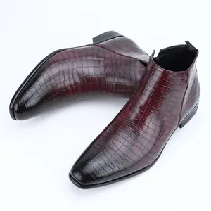 Detailansicht von weinrotem Leder mit Krokoprägung an Chelsea Boots für Herren