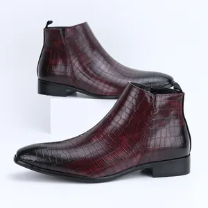 Herren Chelsea-Boots in Burgund mit Krokostruktur und quadratischer Zehenpartie