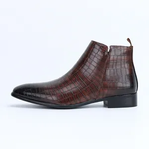 Seitenansicht hochwertiger brauner Chelsea-Boots für Herren mit Krokodil-Prägemuster