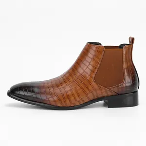 Zijprofiel van bruine heren Chelsea boot met luxe krokodillentextuur en vierkante neus