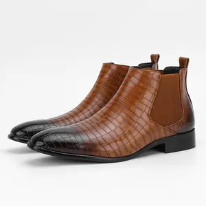 Gedetailleerd zijaanzicht van bruine heren Chelsea boots met een krokodillenpatroon