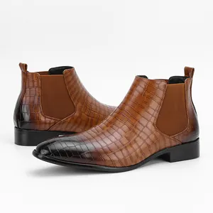 Stijlvolle bruine heren Chelsea boots met krokodillentextuur en zwarte kleurverloop op de neus