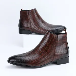 Detailansicht brauner Chelsea-Boots für Herren mit Krokoprägung und einer quadratischen Spitze