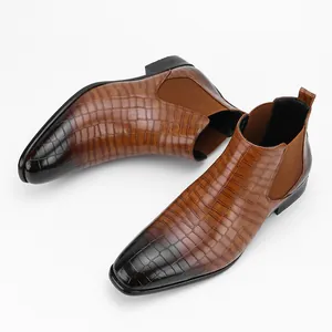 Detailopname van bruine Chelsea-boots voor heren met stijlvolle krokodillentextuur