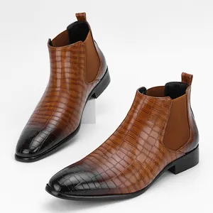 Detail van bruine heren Chelsea boots met krokodillentextuur en vierkante neus.